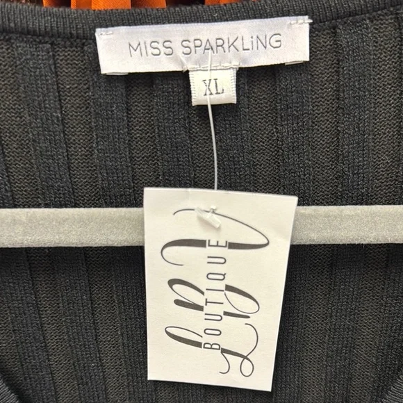 Elegant Black Ribbed Knit Dress - Picture 2 of 4